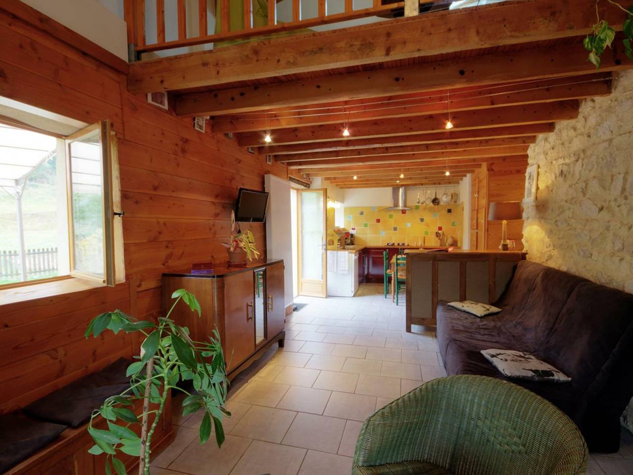 Entire studio, Cozy Countryside Retreat with Spa, Sauna, and Scenic Views in Saint-André-d'Apchon, Roanne region