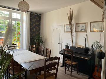 Location de vacances pour 8 personnes, avec jardin et terrasse ainsi que vue et piscine à Sainte-Foy-la-Grande