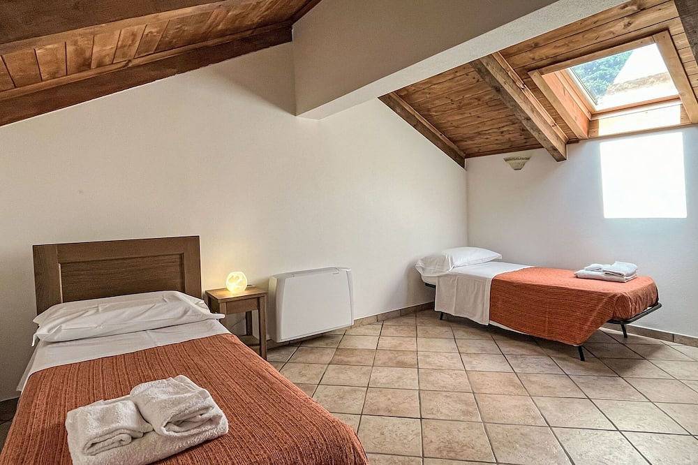 Entire apartment, Cosy apartment for 5 people with Wifi, Tv, patio, pets allowed and panoramic view in Savona, Riviera di Ponente