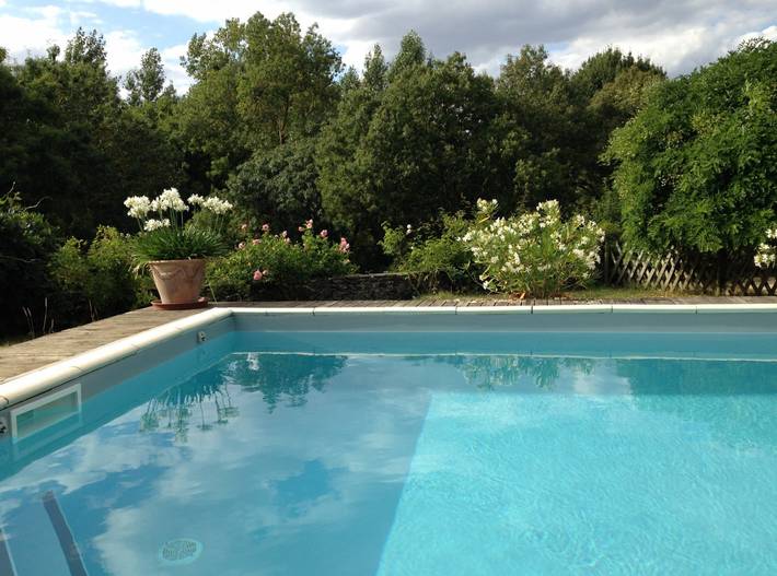 Gîte pour 3 personnes, avec piscine ainsi que jardin et terrasse