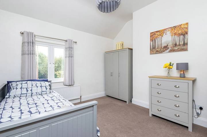 Canal Side 3 Bed 1.5 Bath | Parking | WiFi | Self Check-in | King Size Beds in Wakefield, Yorkshire de l'Ouest