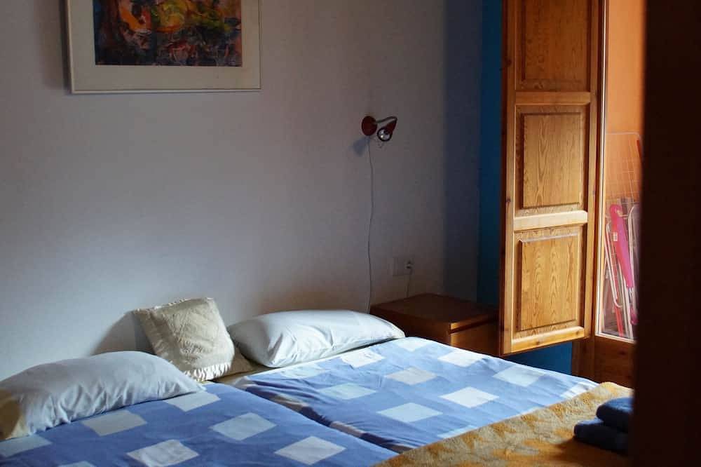 Apartamento entero, Apartamento Azul - romántico, auténtico, con mucho espacio y excelentes vistas in Torroja, Priorat