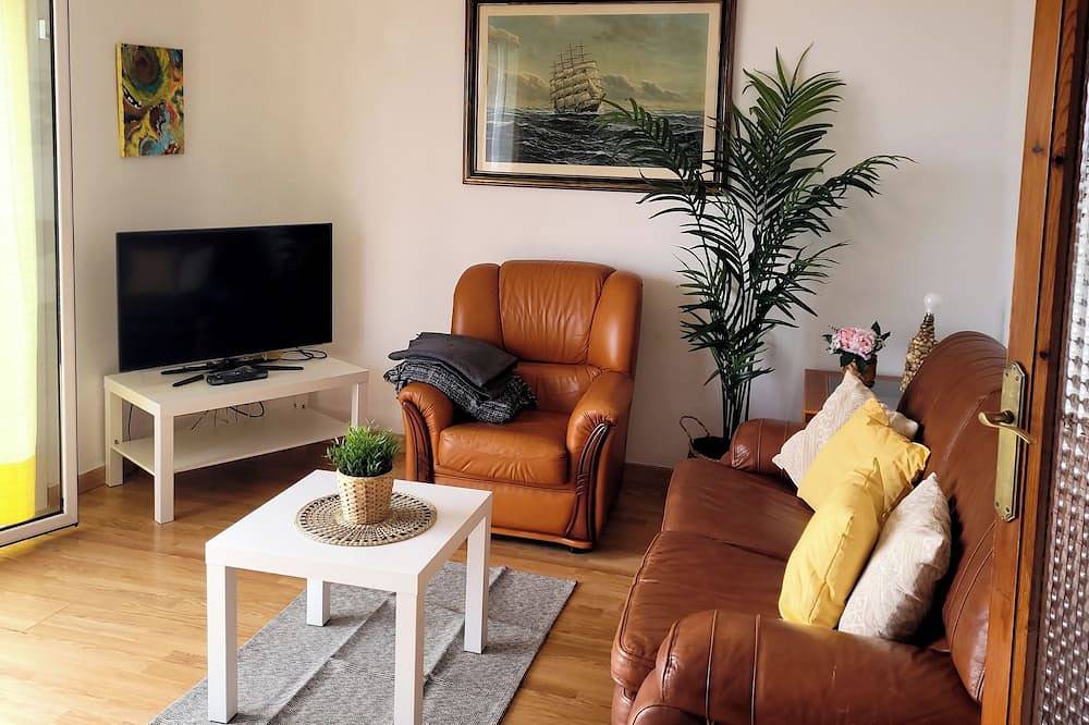 Entire apartment, Full floor, in front of the Mediterranean Sea. Central to 5 \" in el Masnou, Costa del Maresme