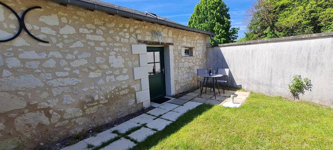 Location de vacances pour 2 personnes, avec Terrasse et Jardin à Vernoil-le-Fourrier