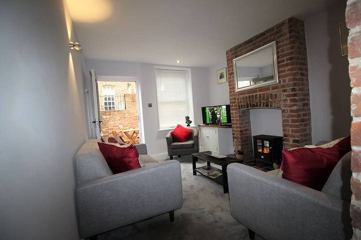 2 Bedroom City Centre Cottage set in a Private Courtyard in Kent