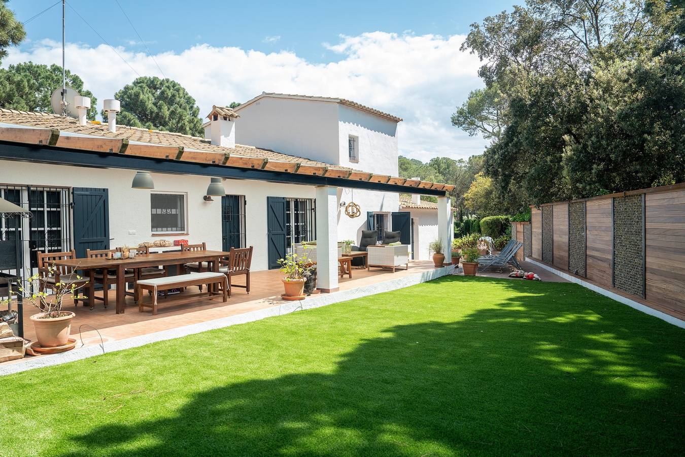 Villa 'Fleur' avec piscine partagée, terrasse privée et Wi-Fi. in Begur, Costa Brava