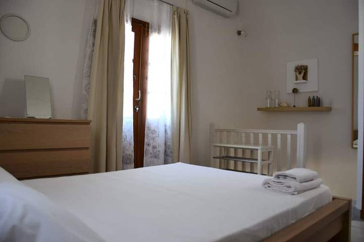 Absolute Peace in a beautiful setting - north villa in Santorin