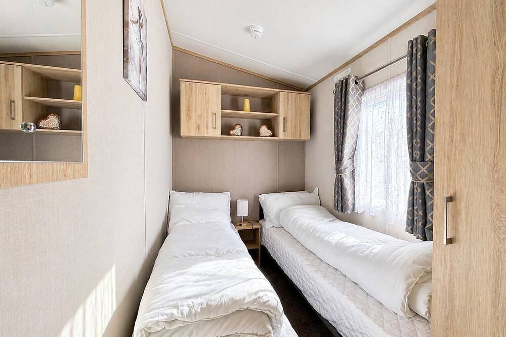 8 berth caravan for hire near Clacton-on-Sea in Essex in Clacton-on-Sea, Essex