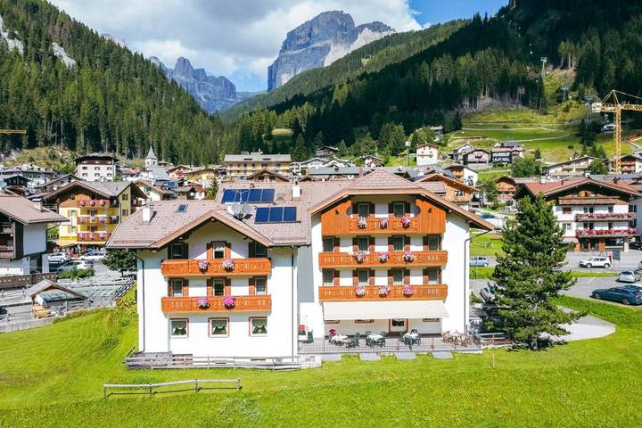B&b per 2 persone, con Balcone e Terrazza nonché Giardino e Panorama a Canazei