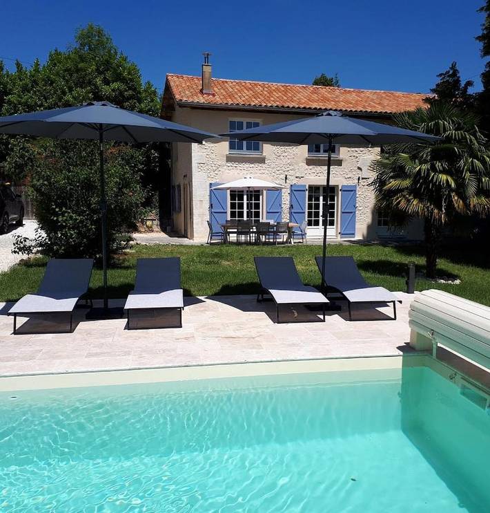 Location de vacances pour 8 personnes, avec jardin ainsi que piscine et vue à Palluaud