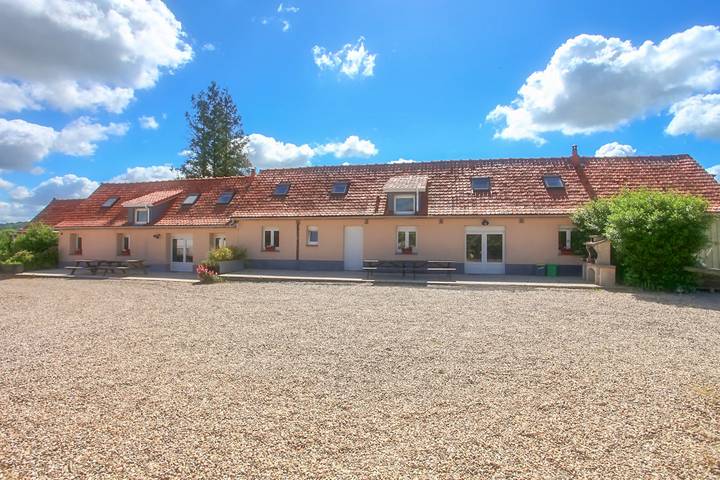 Gîte pour 10 personnes, avec terrasse et jardin, animaux acceptés à Beaurainville