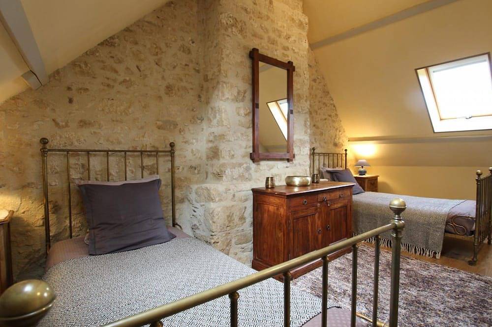 Charming cottage with garden, pets allowed, parking and Wifi in Valognes, Côte de la Déroute