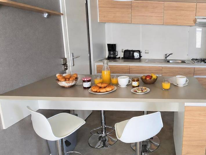 Flower Camping Orly d'Azur - Mobilheim 6 personen - Mobilheim Grassois Confort 33m² - 3 Schlafzimmer - halbüberdachte Terrasse - Klimaanlage in Six-Fours les Plages, Mittelmeerküste (Frankreich)