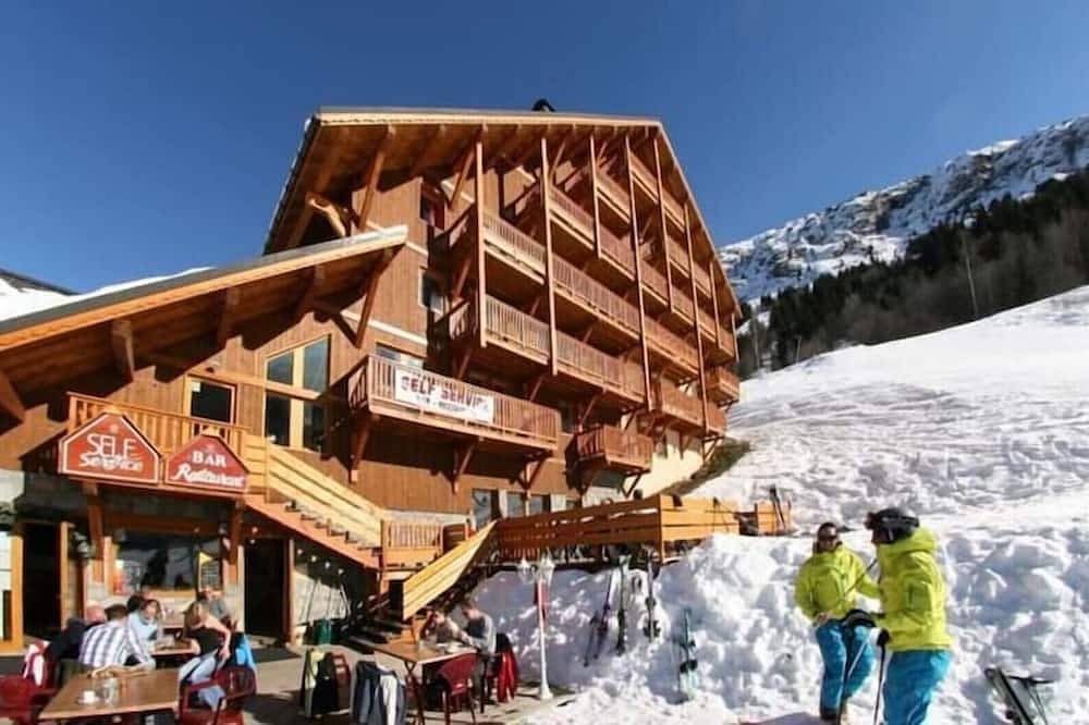 Entire apartment, Ski in Ski Out Luxury Apartment with South West Facing Balcony! in Oz, Écrins National Park
