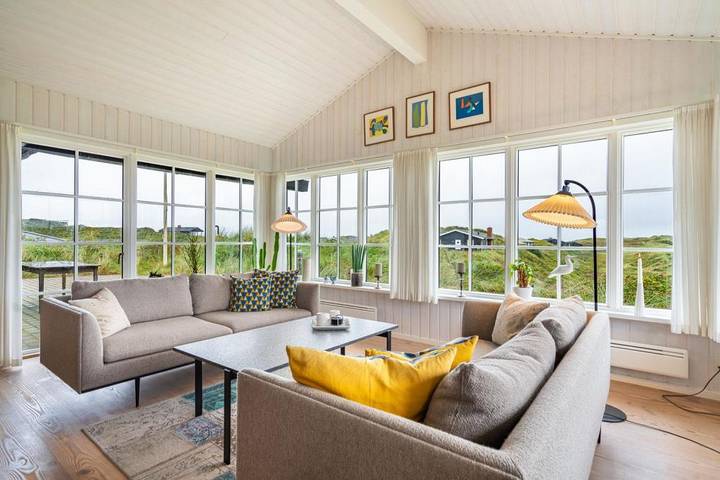 Ferienhaus auf einer Dünenspitze und nur wenige hundert Meter von der Nordsee entfernt. in Henne, Varde