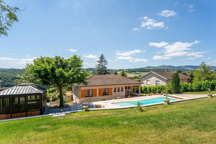 Gîte pour 8 personnes, avec piscine et terrasse ainsi que sauna et jardin dans Le Bois-d'Oingt