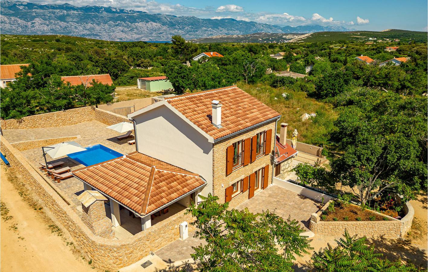 Confortable appartement de deux chambres avec piscine près de Stara Novalja et du littoral in Novalja, Pag
