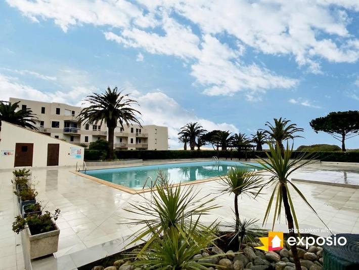Appartement de vacances pour 4 personnes, avec terrasse ainsi que vue et piscine