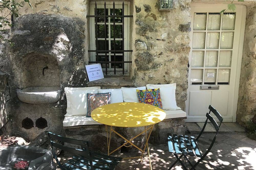 Appartement entier, Chambre  indépendante dans un village médiéval. Charme et silence proche Cannes. in Auribeau-sur-Siagne, Côte méditerranéenne (France)