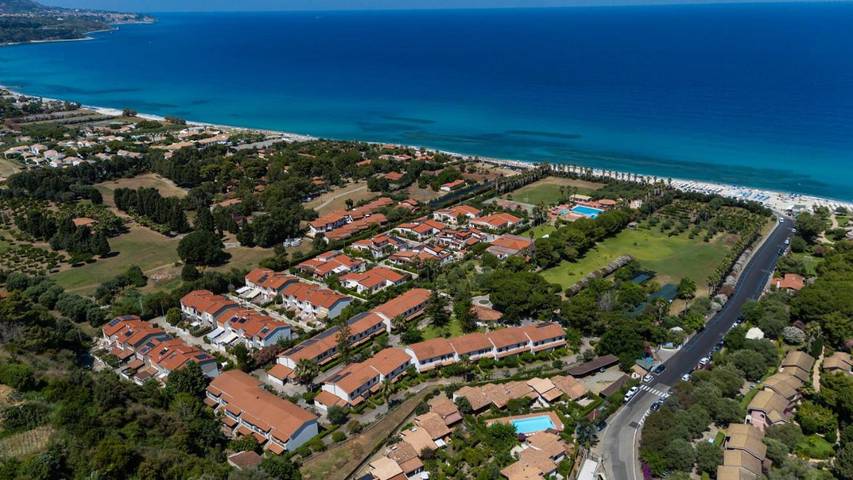 Hôtel pour 4 personnes, avec Terrasse et Jacuzzi ainsi que Jardin et Piscine à Zambrone - 2