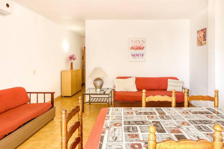 Apartamento entero, Apartamento en el Paseo Marítimo 3-3 cerca de la playa con terraza y Wi-Fi in Platja del Port (Llanca), Llansá