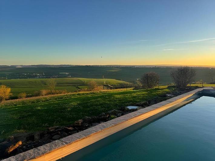Location de vacances pour 8 personnes, avec piscine ainsi que jardin et terrasse à Saint-Julien-de-Civry - 2