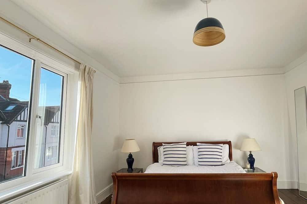 Seaside House - Large Family Home in Littlehampton, West Sussex