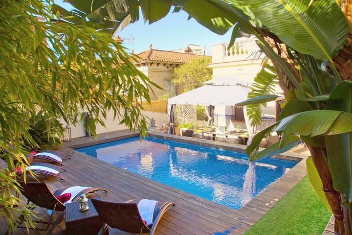 Chalet para 18 personas, con Balcón y Jacuzzi además de Terraza y Jardín en Barcelona