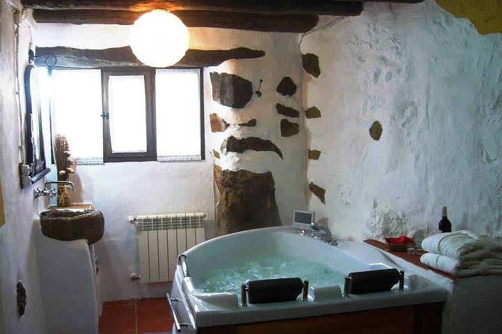 Cabaña para 4 personas, con jardín y piscina además de terraza y jacuzzi en Comunidad Valenciana