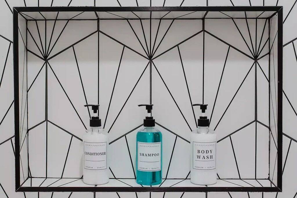 Ganze Wohnung, Modern Downtown Indy Apt - King Bed, Patio & Cute Flower Shop Below in Indianapolis, Indiana