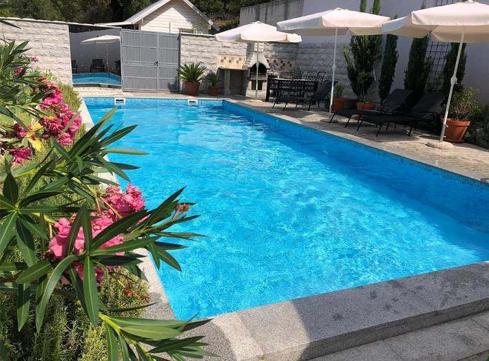 Gîte pour 6 personnes, avec vue ainsi que jardin et piscine, adapté aux familles dans Risan - 2