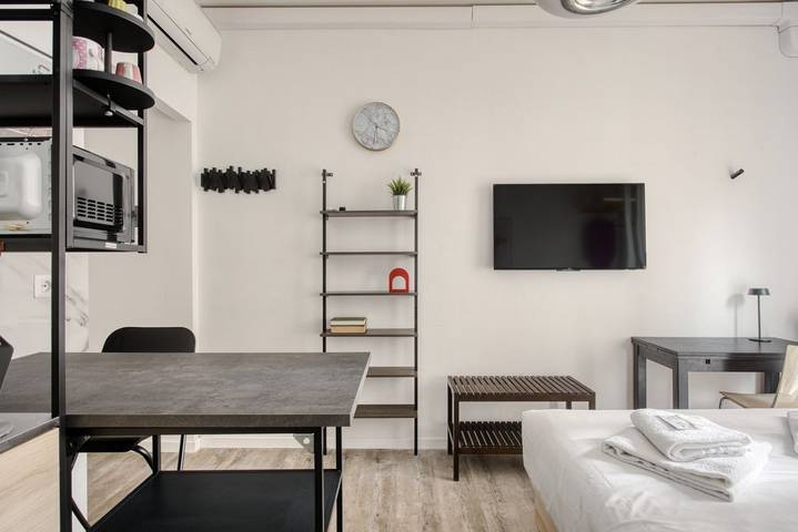 Appartamento intero, Joivy Studio minimalista con balcone vicino alla metro in Milano, Provincia di Milano