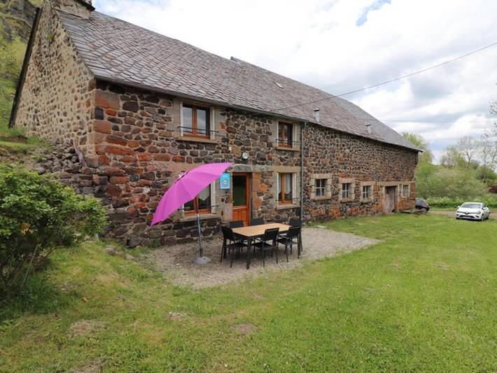 Location de vacances pour 6 personnes, avec jardin dans Saint-Hippolyte (Cantal)