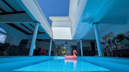 Location de vacances pour 3 personnes, avec jardin ainsi que piscine et vue à Saint-Pierre (ville)