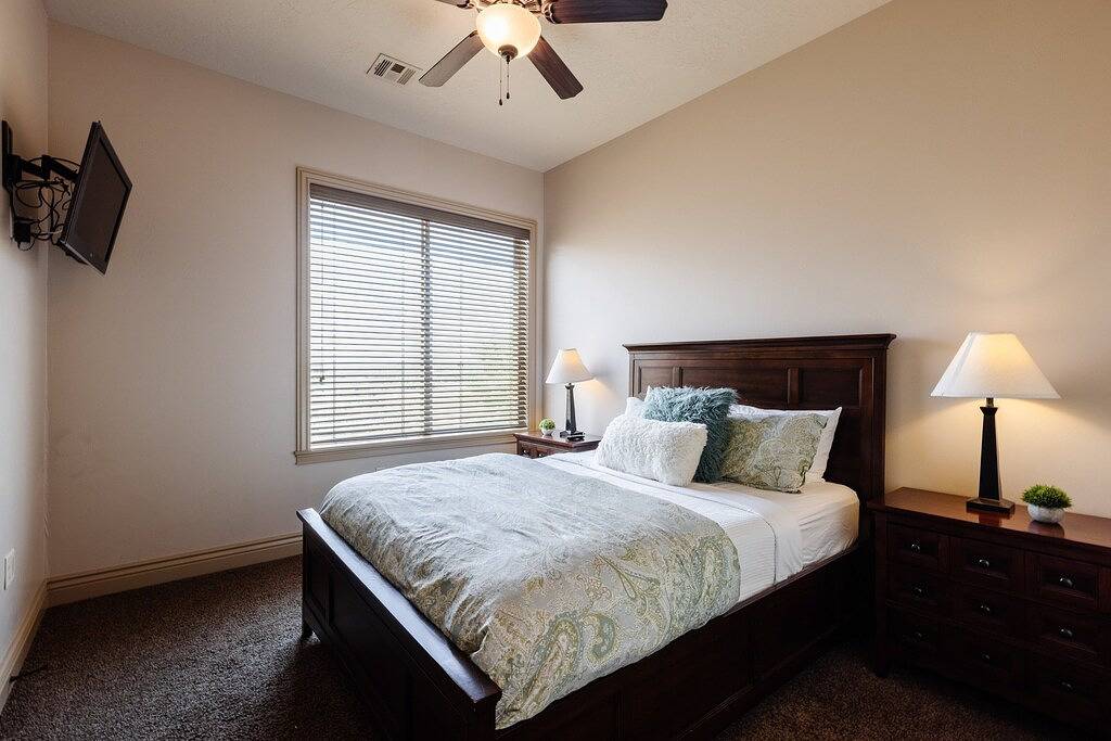 Ganze Wohnung, H4 Coral Springs Resort | sleeps 8 guests, 3bd and 2 bathrooms with an outdoor fireplace in Hurricane, Zion Nationalpark