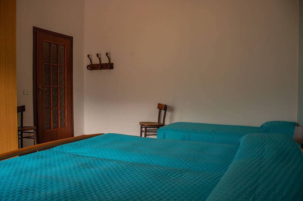 Ganze Wohnung, Aunt Maria's - Torrezzo Apartment. Your terrace on Lake Endine in Monasterolo del Castello, Prealpi Bergamasche Orientali