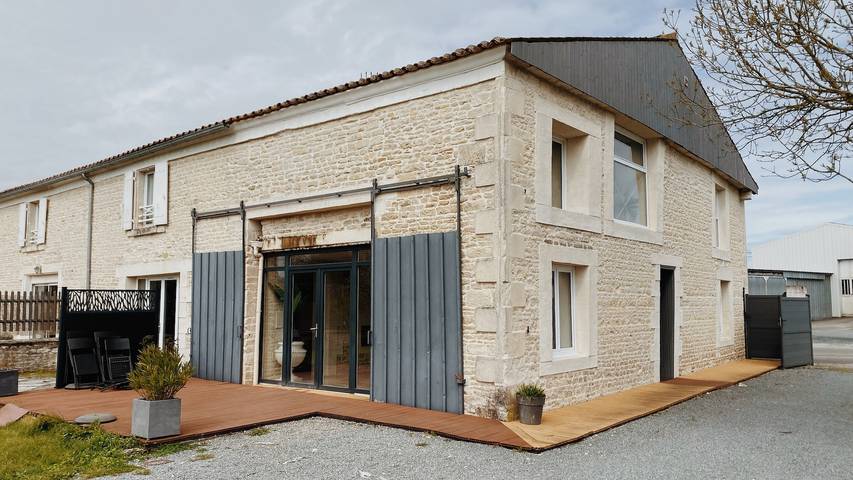 Gîte pour 12 personnes, avec sauna ainsi que piscine et jacuzzi, adapté aux familles