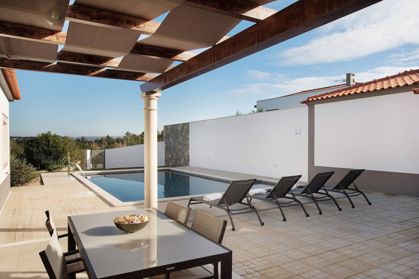 Villa 'Rosa Com Piscina E Jacuzzi' with Mountain View, Wi-Fi and Air Conditioning in Salir de Matos, Leiria District