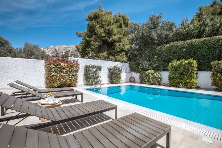 Location de vacances pour 8 personnes, avec vue ainsi que piscine et jardin dans Saronida