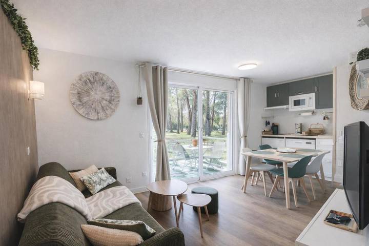 Gîte pour 4 personnes, avec vue sur le lac ainsi que terrasse et piscine dans Lac de Clarens - 3