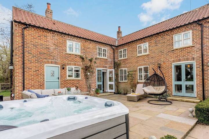 Cottage for 8 people, with garden and hot tub in Yorkshire