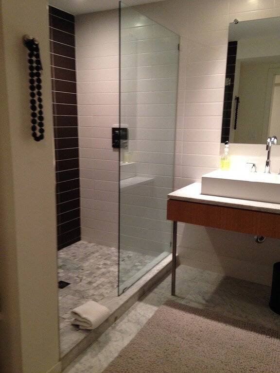 Modernes Strandhaus aus der Mitte des Jahrhunderts - Am Wasser, Privatstrand! in Springs, Hamptons