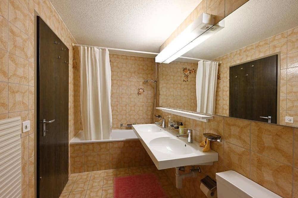 Entire apartment, Holiday apartment Weggis for 1 - 4 persons with 2 bedrooms - Holiday apartment in Weggis, Lake Lucerne