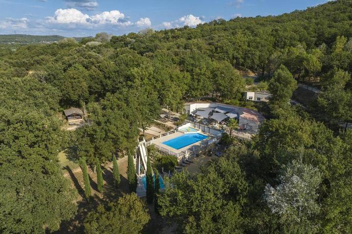 Camping pour 4 personnes, avec Terrasse et Jardin ainsi que Piscine et Vue