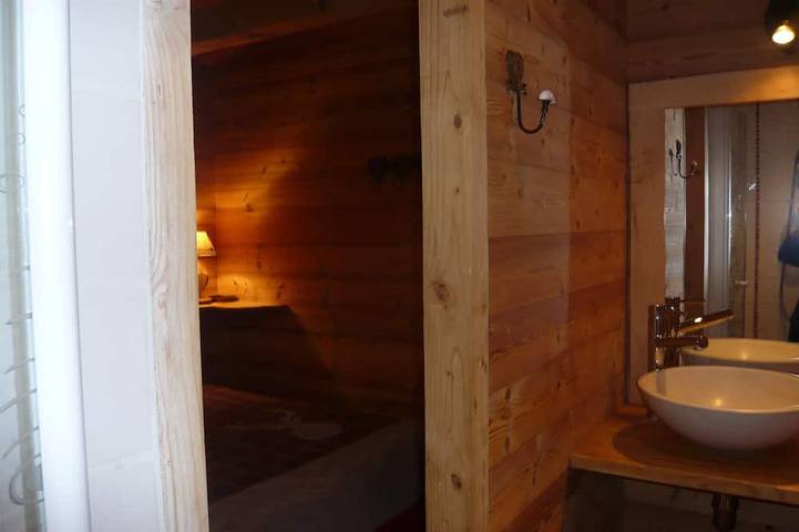 Appartement entier, Bel appartement dans chalet , 3 km la Clusaz   jardin   jacuzzi in Saint-Jean-de-Sixt, Région d'Annecy