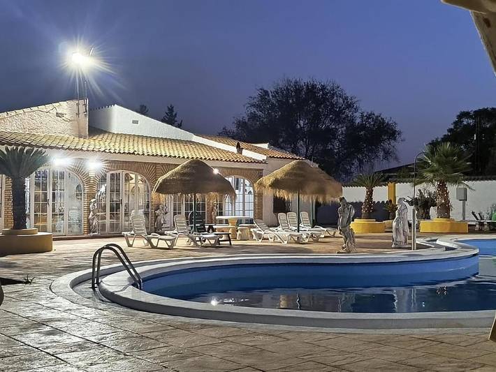 Apartamento para 15 personas, con Terraza además de Jardín y Piscina en Puente Genil