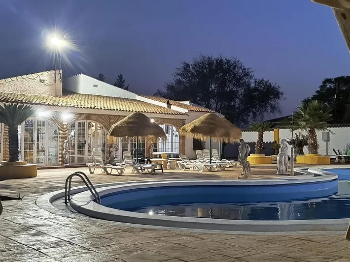 Casa de vacaciones para 15 personas, con piscina además de terraza y jardín - 1