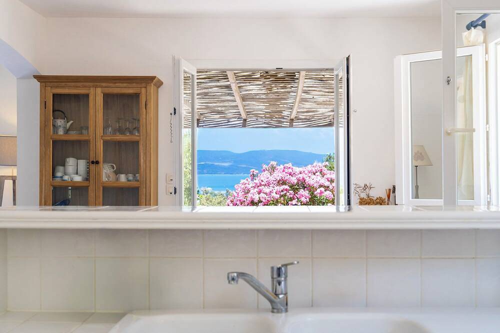 Belle villa avec piscine vue Mer, grand jardin et plage 7mn à pied  à Campomoro in Campomoro, Belvédère-Campomoro