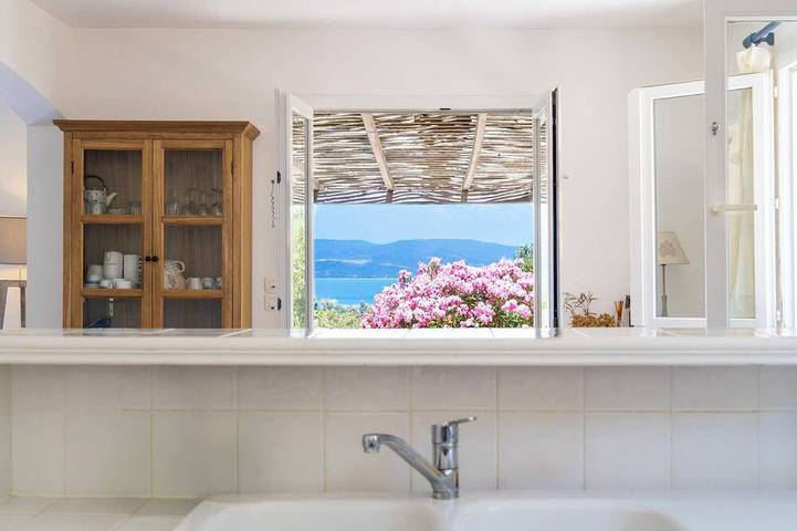 Beautiful villa with pool, sea view, large garden and beach 7mn walk to Campomoro in Campomoro, Belvédère-Campomoro