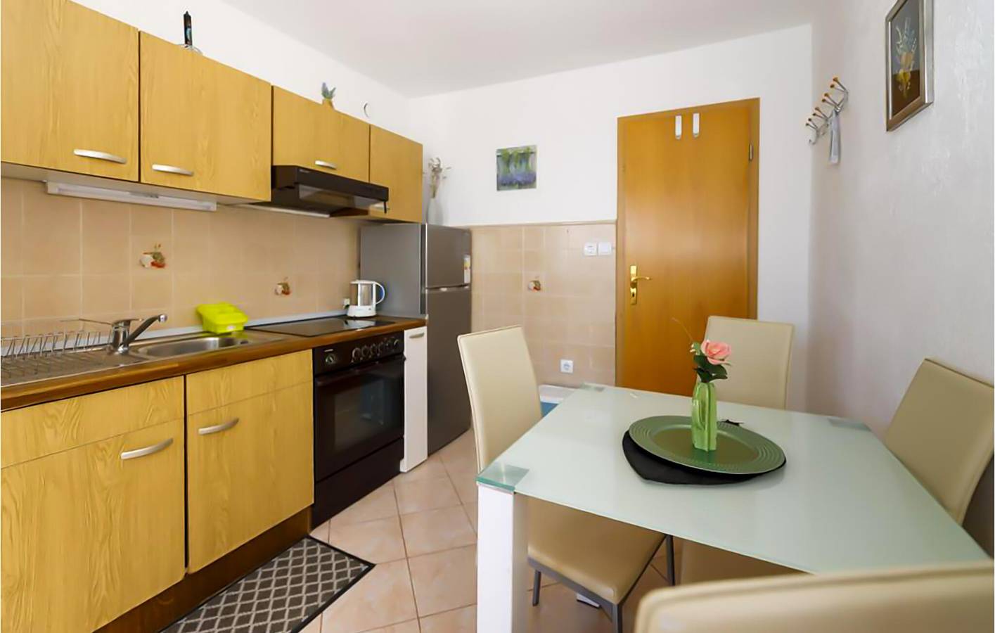 Ganze Ferienwohnung, Apartment mit Meerblick, Wifi, AC, Parkplatz und Terrasse - 2km zum Strand in Brela, Makarska Riviera